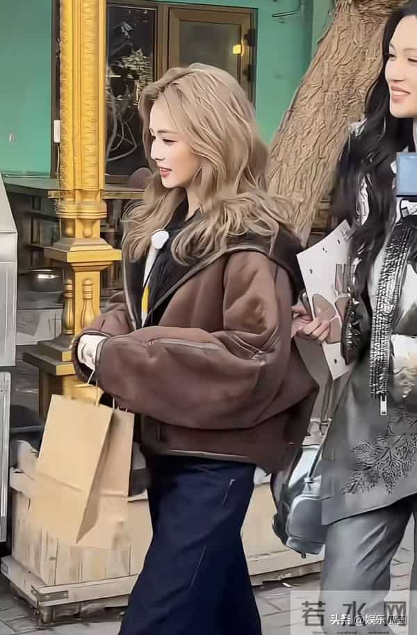 网友喀什古城偶遇白鹿 本人超美 穿搭洋气 在路边吃烤肉的样子好可爱