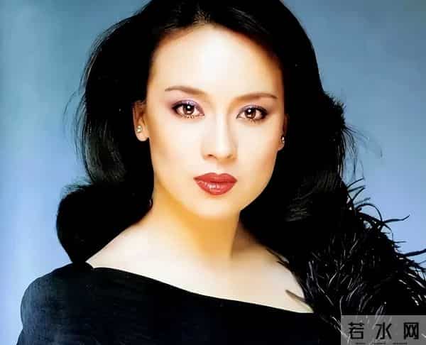 42岁结婚6年后回归单身,在97岁母亲面前,她仍是爱唱歌的小女孩