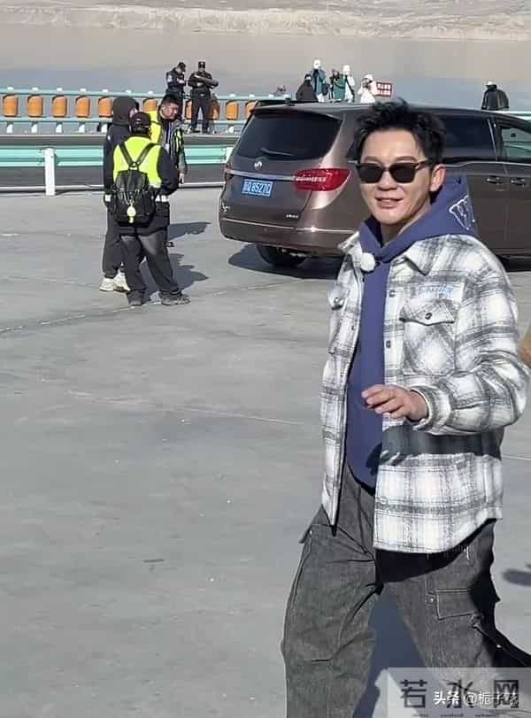 李晨在新疆白沙湖被偶遇,他穿着格子衫 戴着墨镜,走路带风好帅气