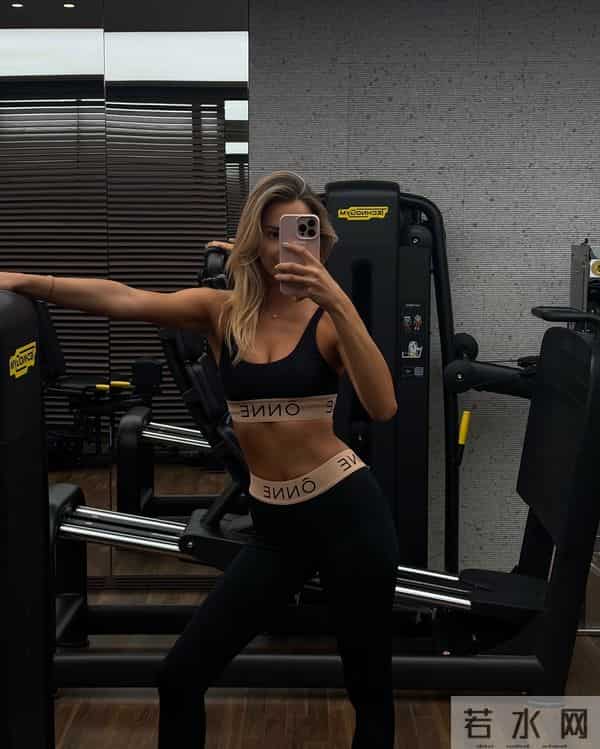 岁月无法抗衡她的妩媚，瓦尔加晒近日动态依旧魅力四射