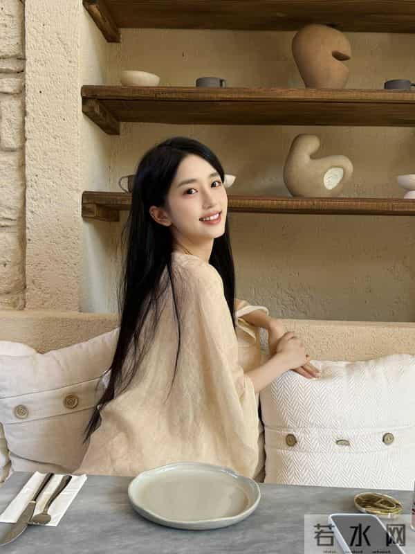 潘敏度假穿比基尼泡温泉,这真养眼