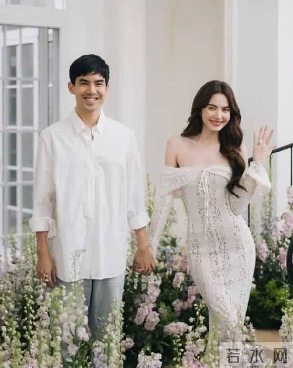 知名女演员官宣和影帝结婚!晒15克拉钻戒,被赞“第一神颜”