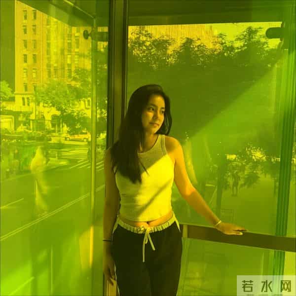 好甜！香港知名女歌手与李克勤儿子，手牵手亲密互动，全网催官宣