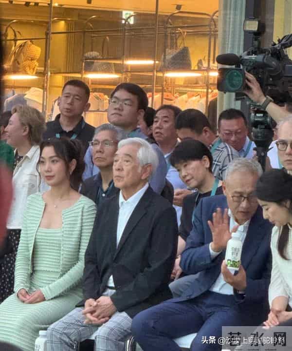 郭晶晶和欧阳夏丹现身香港K11,一个魅力十足,一个漂亮显年轻