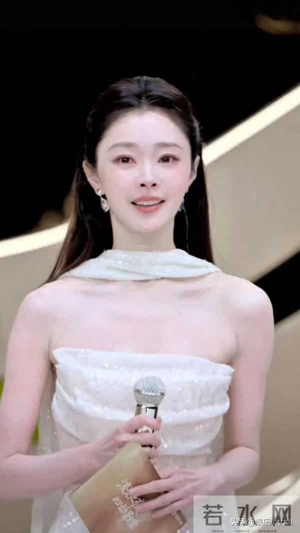 宋轶最新活动照，一袭白色薄纱羽毛裙，布灵布灵的，美得不可方物