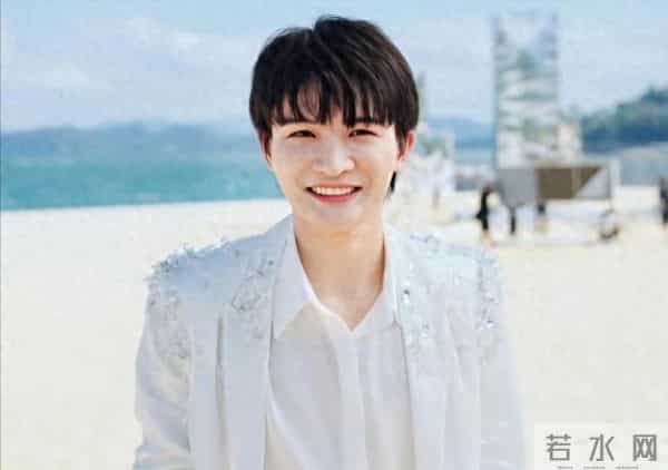 不到24小时，央媒两次点名周深，歌坛地位一览无遗，那英说对了