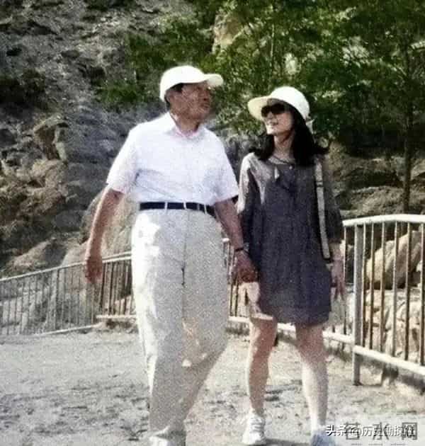 这是翁帆和杨振宁领证留影,弟弟、弟媳陪同,杨振宁一脸不好意思