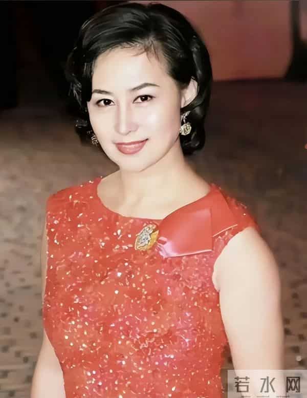 何猷君也没想到，自己63岁的大姐何超琼，竟还能再为赌王家族争光