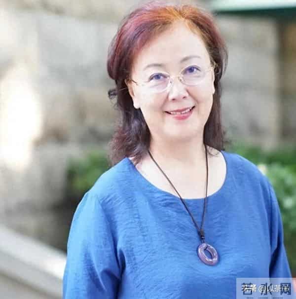 她与军官丈夫恩爱46年零绯闻,如今68岁直面衰老,比扮嫩惊艳