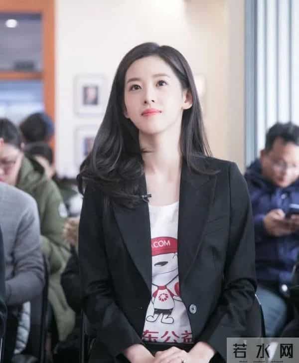 当29岁京东夫人遇上59岁万达夫人，两人相差30岁，章泽天却输了？