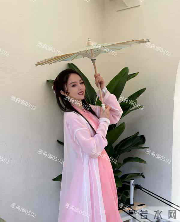 董璇自从二婚后状态肉眼可见的回春了,白蛇造型妩媚不输王祖贤!