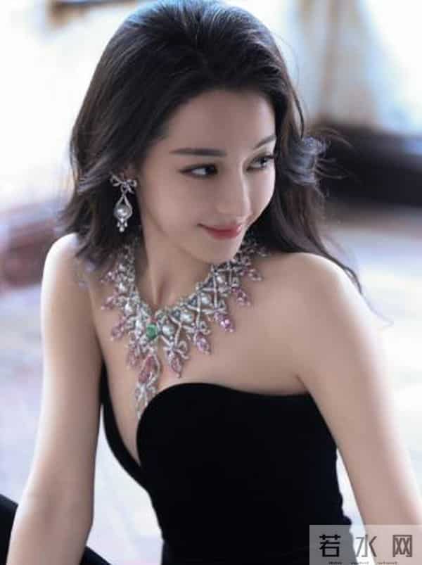 不要成为一下个大S!33岁要钱不要命的迪丽热巴,给内娱提了个醒