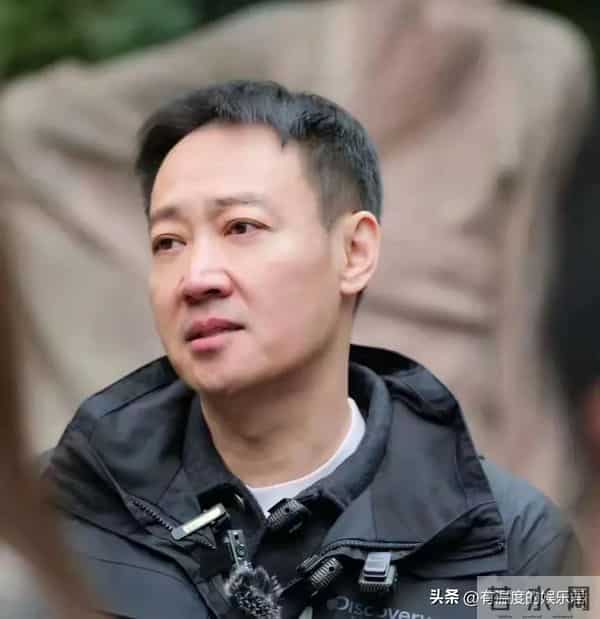 辛柏青还是没走出来,李乃文给他夹菜,原来朱媛媛生前真的没说错