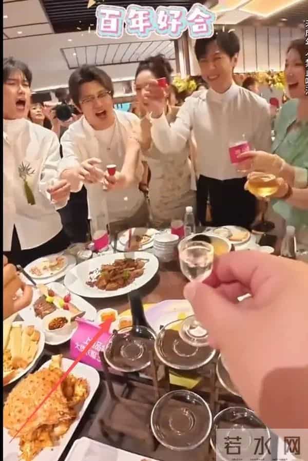 董璇大聊婚后生活，回应67元婚礼餐标，上几千个热搜乐的合不拢嘴