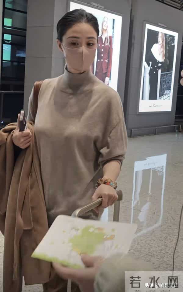 41岁蒋欣穿卡其上衣配棕色长裤 高级又洋气 瘦身成功后美得超惊艳