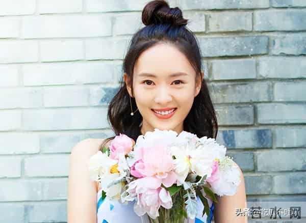 分手22年,40岁的童瑶高调官宣喜讯,如今成为张默高攀不起的存在