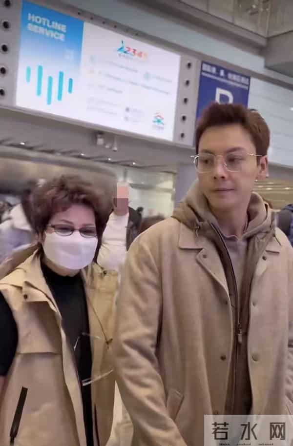 陈伟霆妈妈飞北京看孙子!婆媳第一次见面,何穗大胆拍辣照迎接!