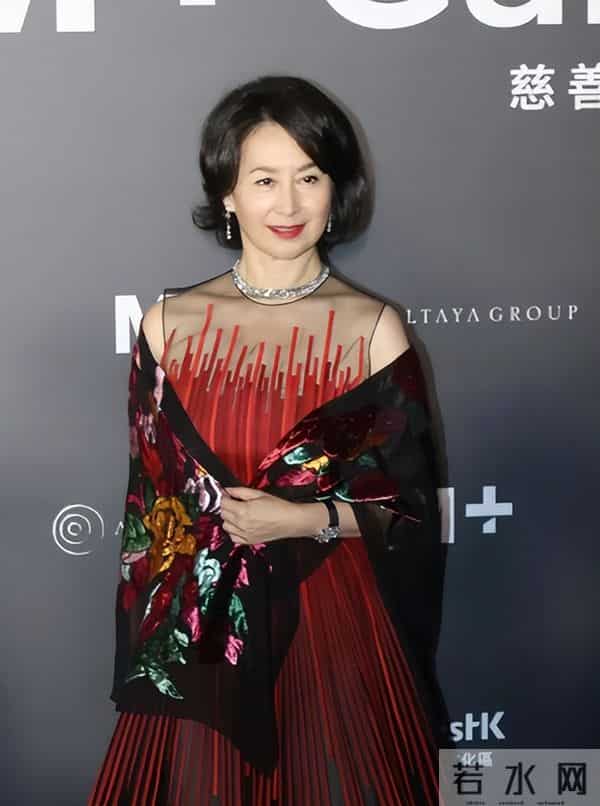 何猷君也没想到，自己63岁的大姐何超琼，竟还能再为赌王家族争光