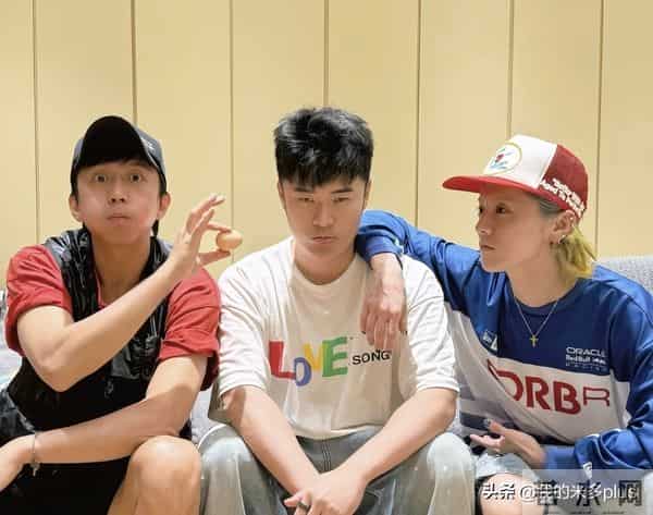 陈赫补发生日照，“铁三角”邓超鹿晗在c位，马頔搂范志毅像小孩