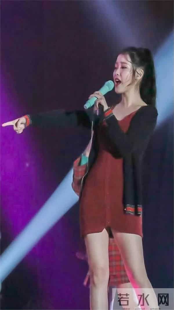 iu李知恩也有丰满风韵的时刻，这个衣服真挺漂亮