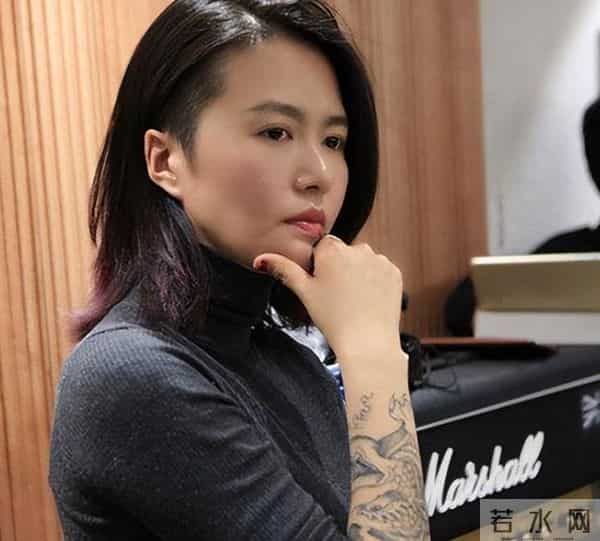 他娶了摇滚女神谭维维,婚后靠她赚钱养家,儿女双全生活太幸福