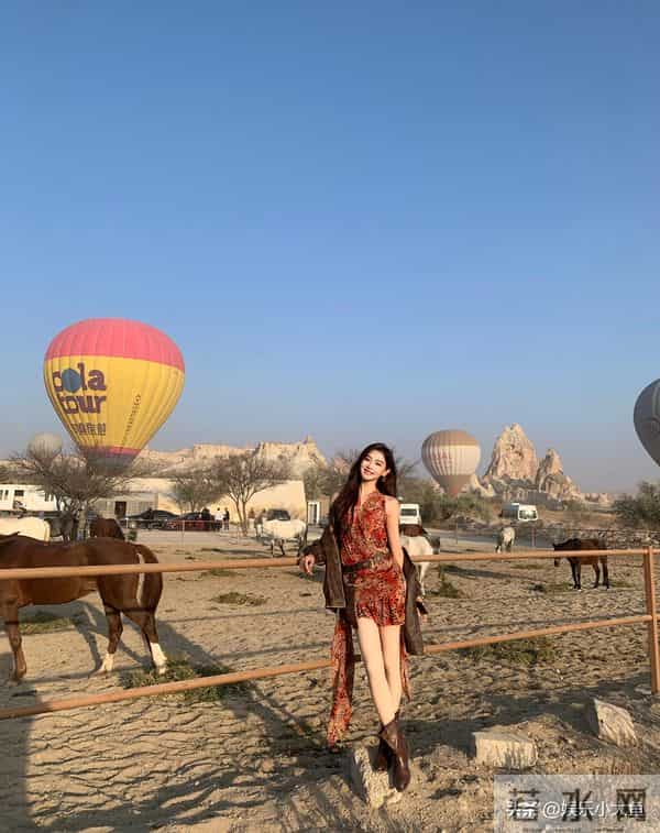 主持人金佳悦晒土耳其旅游美照，穿挂脖裙大秀美腿，杨柳细腰好辣