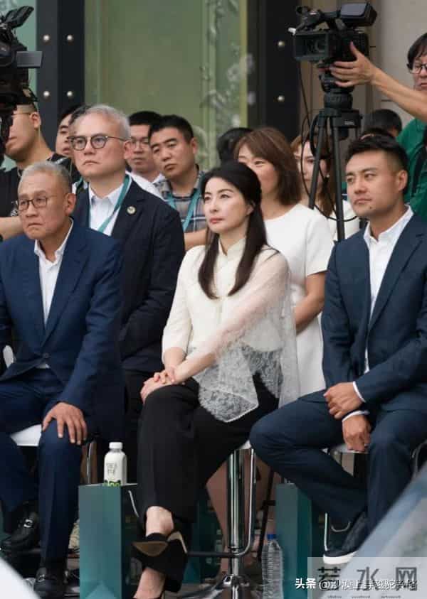 郭晶晶和欧阳夏丹现身香港K11,一个魅力十足,一个漂亮显年轻