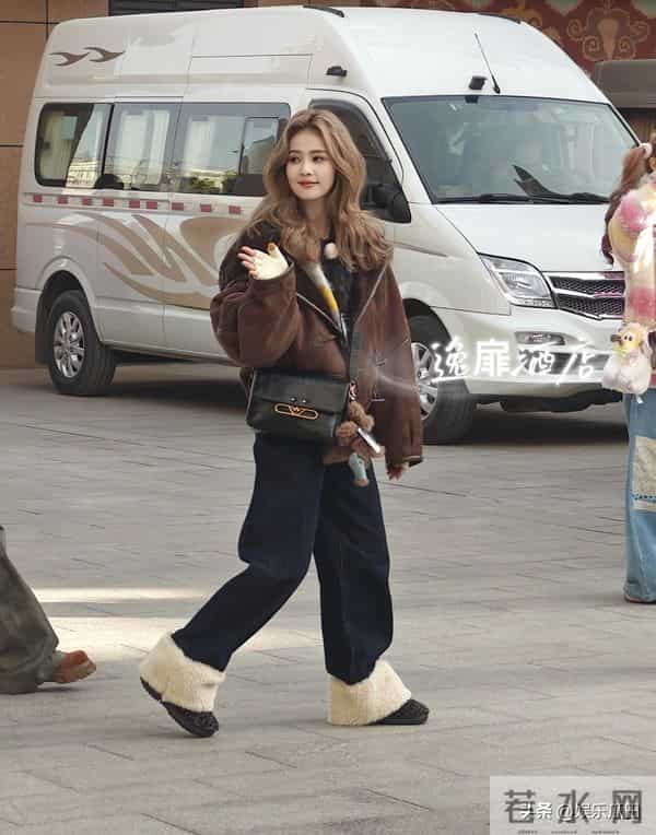 网友喀什古城偶遇白鹿 本人超美 穿搭洋气 在路边吃烤肉的样子好可爱