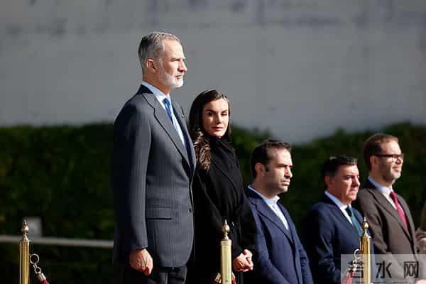 西班牙国王王后抵达成都啦！莱后穿黑大衣太美了，献花女孩好喜庆