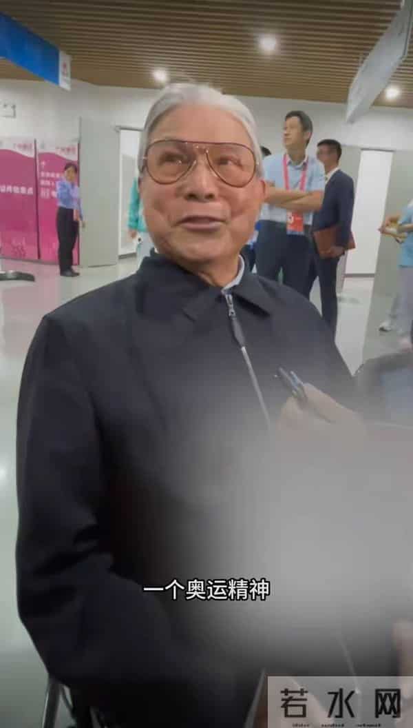 79岁霍震霆 身子硬朗精神饱满，受采访提到儿媳郭晶晶笑得合不拢嘴