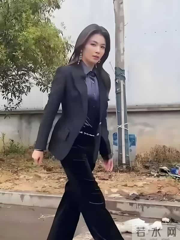 47岁刘涛被路人偶遇，真实的状态曝光，没有大家说的那么漂亮