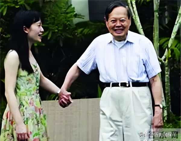 这是翁帆和杨振宁领证留影,弟弟、弟媳陪同,杨振宁一脸不好意思