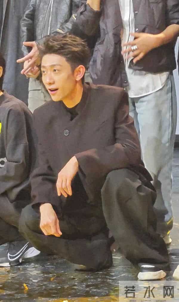 被“发腮”的张一山惊艳！33岁终于长开，尽显京爷范，遗憾有点矮