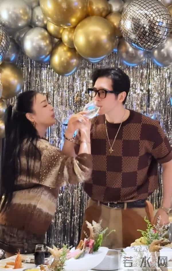 55岁钟丽缇和小12岁张伦硕庆祝结婚九周年,喝交杯酒亲吻甜蜜如初