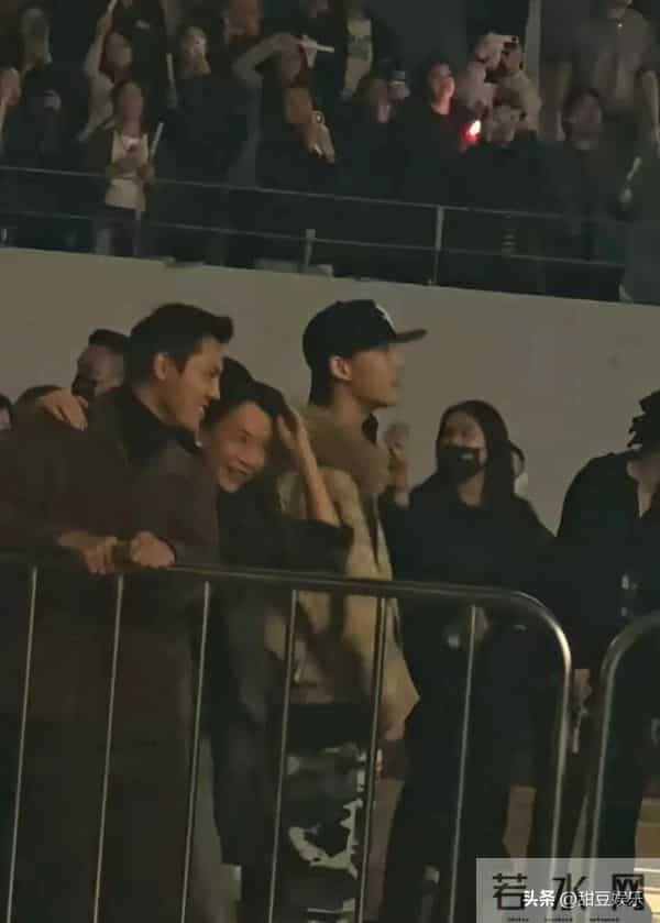陈伟霆蹲苏州看霆锋演唱会!侧颜逆天,霍汶希犯花痴!