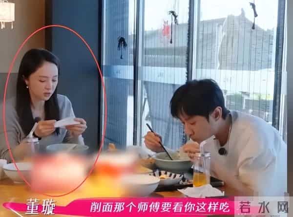 董璇大聊婚后生活，回应67元婚礼餐标，上几千个热搜乐的合不拢嘴