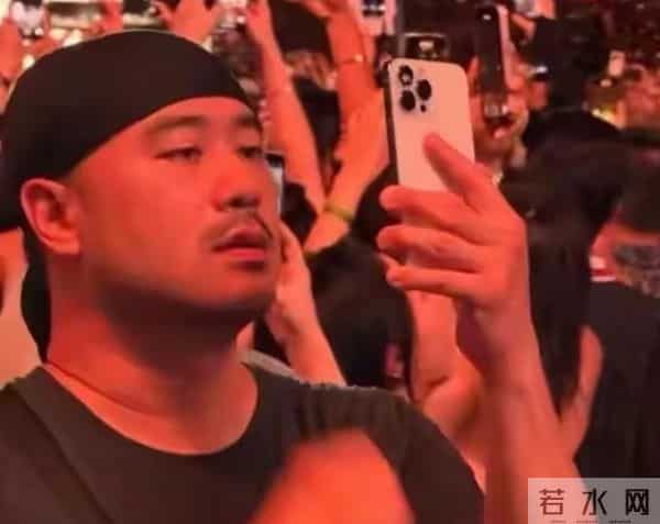 他娶了摇滚女神谭维维,婚后靠她赚钱养家,儿女双全生活太幸福