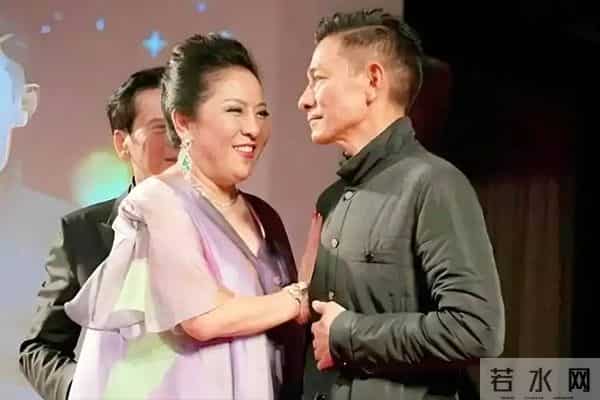 向佑彻底没救了!现身南昌酒吧,新交的女友又胖又颓,烟酒不离手