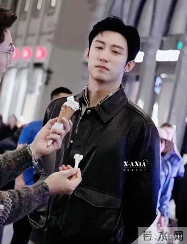 陈伟霆现身谢霆锋演唱会现场,侧颜逆天,霍汶希看得都犯花痴了