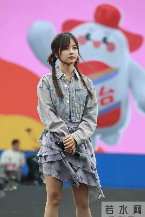 王冰冰怎么这么爱穿肉色丝袜？谁教她的？