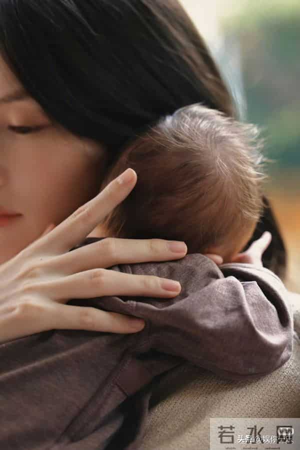 陈伟霆亲自接妈妈来京探望孙媳,摸脸好宠溺!对何穗很满意!