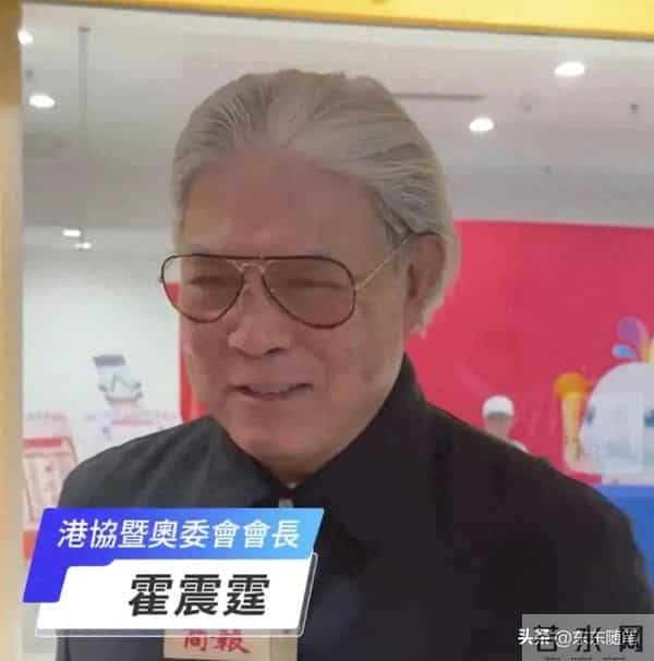 霍震霆看全运会开幕式，霍启山与叔叔坐一起，看嫂子出场鼓掌喝彩