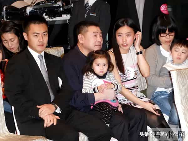 甘比和情敌在较劲，给17岁女儿生日过于低调了！