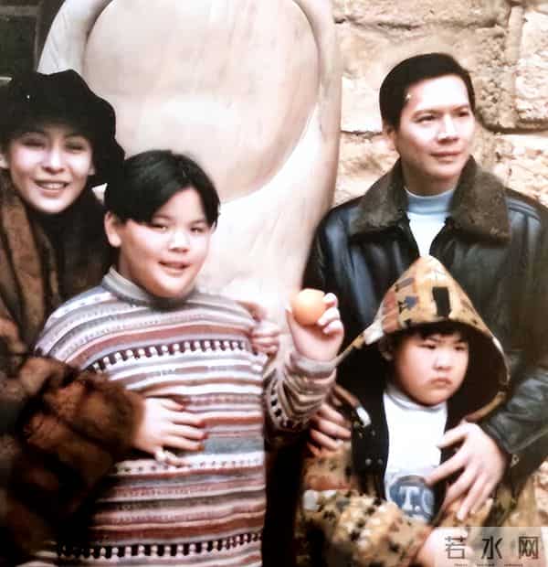 向佑算是没救了!现身南昌酒吧,烟酒不离手,旁边的女人又胖又颓