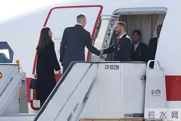 西班牙国王王后抵达成都啦！莱后穿黑大衣太美了，献花女孩好喜庆