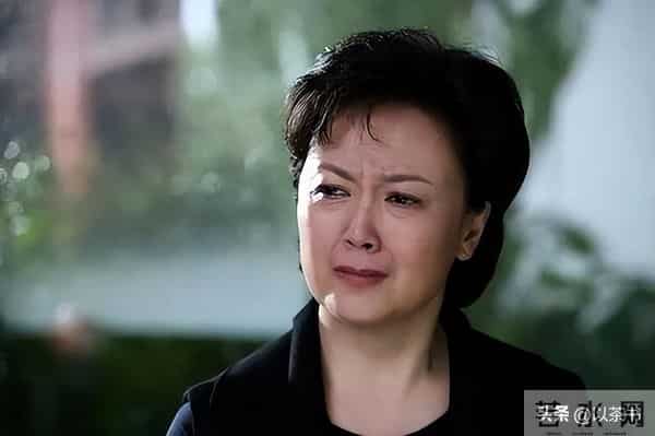 她与军官丈夫恩爱46年零绯闻,如今68岁直面衰老,比扮嫩惊艳