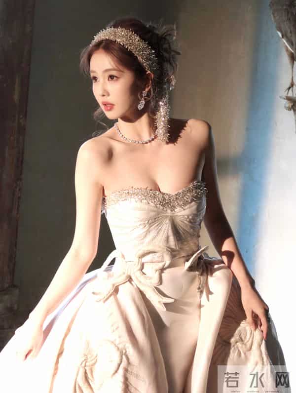 白鹿不要这么考验大家的定力!最近好爱穿抹胸裙啊