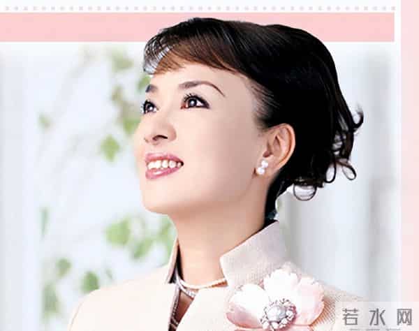 42岁结婚6年后回归单身,在97岁母亲面前,她仍是爱唱歌的小女孩