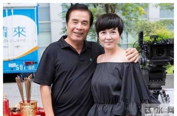 他与6个老婆共处一室，每人每月7万零花钱，71岁又娶了50岁妻子