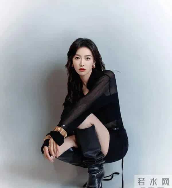 宋茜开始走成熟“御姐风”,黑透视上衣+短裙长靴子,女人味十足